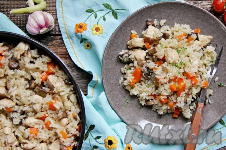 Рис с курицей и шампиньонами на сковороде
