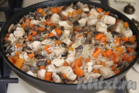 Готовить минут 25-30 (вода должна полностью испариться, а рисинки - стать мягкими). Готовое блюдо снять с огня, перемешать.