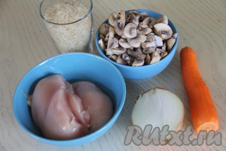 Подготовить продукты для приготовления риса с курицей и шампиньонами на сковороде. Лук и морковь почистить. Свежие шампиньоны промыть водой, нарезать на пластины. Если у вас замороженные нарезанные грибы, дайте им слегка разморозиться. Для этого блюда я взяла филе куриной грудки, можно взять и филе куриного бедра. Куриное мясо вымыть, обсушить. Хорошо промыть рис под проточной водой, затем лишней воде дать стечь.