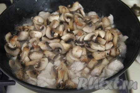 Обжарить мясо на среднем огне в течение минут 5-7, периодически помешивая. Затем добавить нарезанные шампиньоны.