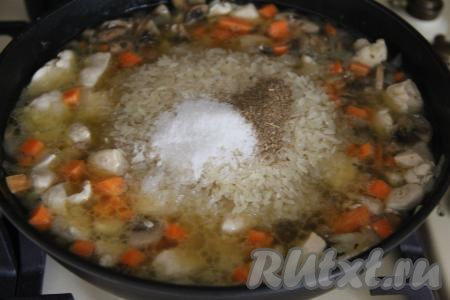 Добавить в сковороду соль и специи по вкусу.&nbsp;