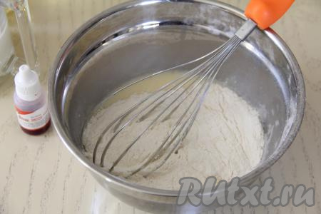 Перемешать молочно-яичную смесь до однородности венчиком. Всыпать муку. Снова хорошо перемешать тесто венчиком.