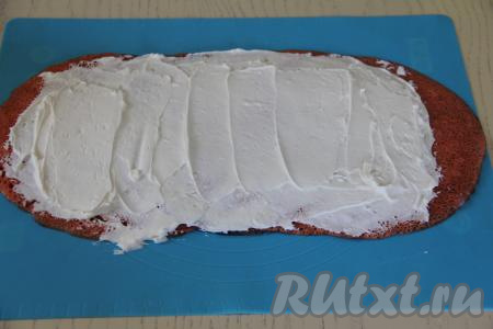 У нас получится овал из блинов, смазать его крем-чизом.