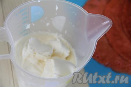 Для того чтобы приготовить крем для блинного рулета, нужно холодные сливки взбить миксером с сахарной пудрой до мягких пиков, а затем добавить творожный сыр.&nbsp;