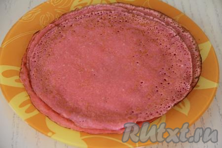 Периодически перемешивая тесто и смазывая сковороду только по мере необходимости (я после жарки первого блина сковородку больше маслом не смазывала), постепенно пожарить все эластичные, достаточно тонкие блинчики. Для формирования блинного рулета я использовала 5 блинов, нужно дать им полностью остыть.