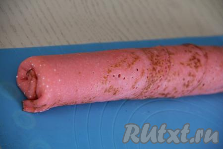 А затем, начиная с широкой стороны овала, свернуть блины с кремом в плотный рулет