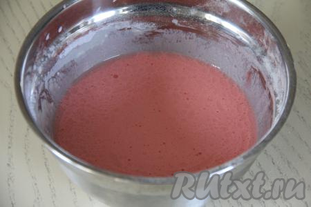 Перемешать тесто для блинов венчиком до однородности.