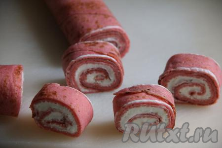 Можно поместить блинный рулет с кремом на час в холодильник, а можно сразу нарезать на кусочки и подать к чаю.