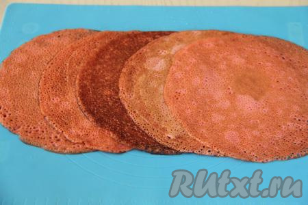 Блинчики (я взяла 5 штук) выложить внахлёст, как на фото.&nbsp;