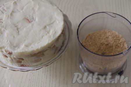 Торт поставить в холодильник на ночь. Затем снять кулинарное кольцо. 5 печенюшек пробить в измельчителе в мелкую крошку.&nbsp;