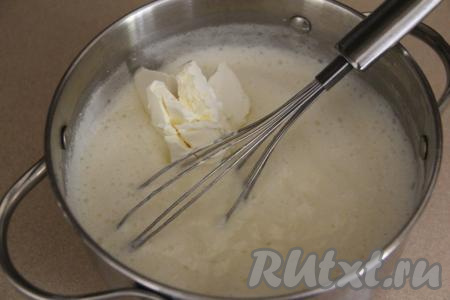 Непрерывно перемешивая крем венчиком, довести его до кипения и варить, постоянно помешивая и немного уменьшив огонь, 2-3 минуты (до загустения крема). Затем снять кастрюлю с огня, дать крему немного остыть и добавить мягкое сливочное масло.&nbsp;