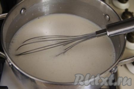 Перемешать массу венчиком и поставить на кастрюлю на средний огонь.