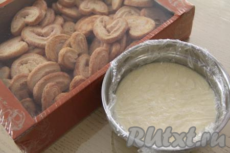 Переложить заварной крем в миску, накрыть его пищевой плёнкой так, чтобы плёнка лежала на поверхности крема (плёнка не даст образоваться корочке на поверхности крема). Дать крему остыть, а затем убрать в холодильник минимум на 3-4 часа.