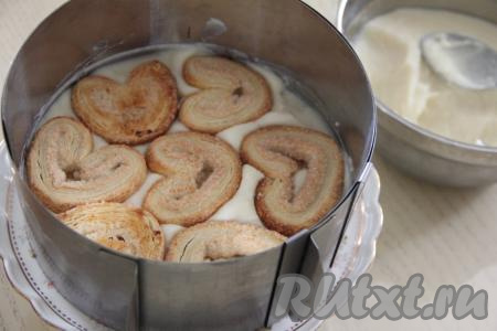 Выложить следующий слой печенья "Ушки", смазать частью заварного крема. Таким образом собрать торт "Наполеон", чередуя печенье и крем. Верх торта должен покрывать крем. У меня получилось 4 слоя печенья. 