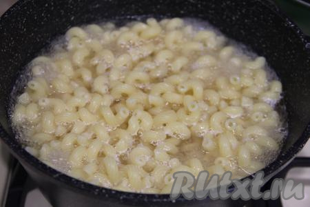 В кастрюлю влить воду, посолить, довести до кипения. Всыпать макароны, перемешать, после повторного закипания варить на небольшом огне до готовности. Время варки разных макаронных изделий может сильно отличаться (от 6 до 12 минут), поэтому точное время варки смотрите на упаковке макарон, которые вы отвариваете, или проверяйте готовность на вкус.