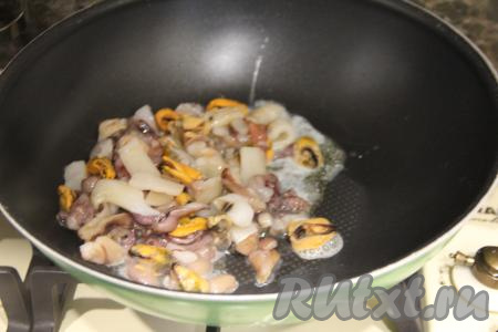 На сковороду с растопленным маслом выложить морской коктейль, обжарить 2-3 минуты на среднем огне, иногда помешивая, затем добавить сок лимона и чеснок, обжаривать 2-3 минуты, периодически перемешивая.&nbsp;