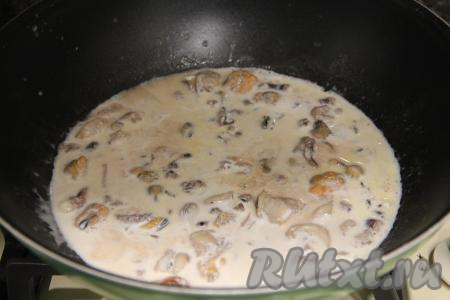 Влить сливки, перемешать и на медленном огне довести до кипения. Потомить морской коктейль 2-3 минуты, посолить по вкусу.