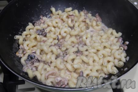 Морской коктейль в сливочном соусе перемешать с макаронами,&nbsp;прогреть 2-3 минуты на небольшом огне и наше блюдо готово.