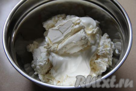 Добавить сливочное масло комнатной температуры и сметану.