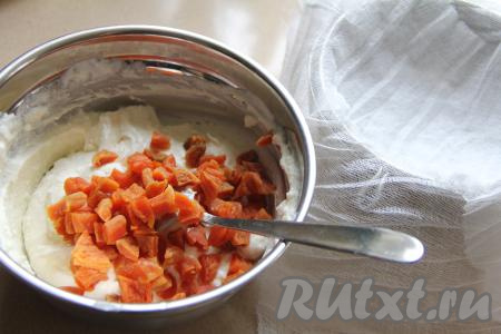 Добавить курагу в творожную массу.