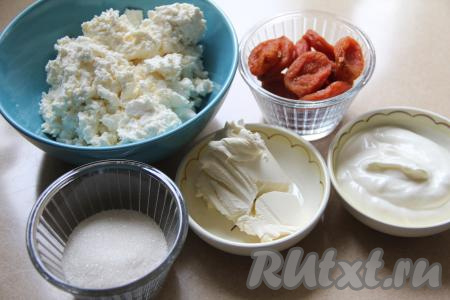 Подготовить продукты.&nbsp;Пасху можно приготовить из творога любой жирности, но я бы советовала взять творог жирностью не менее 5 процентов. Я&nbsp; взяла домашний творог. Сливочное масло заранее достать из холодильника, чтобы оно успело согреться.