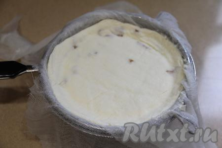 Готовую творожную пасху с курагой достать из холодильника, убрать гнёт, раскрыть края марли.