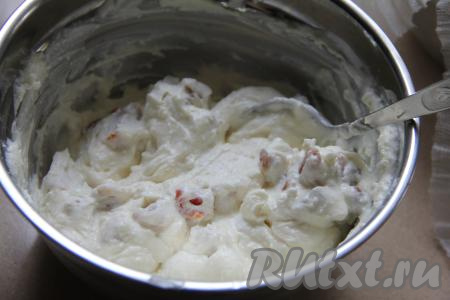 Творожную массу с курагой перемешать столовой ложкой.