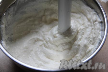 Пробить массу погружным блендером до однородности. Если творог крупинками, тогда творожную массу, пробитую погружным блендером, нужно перетереть через сито.