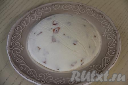 Прижать к ситу тарелку, перевернуть пасху на тарелку.