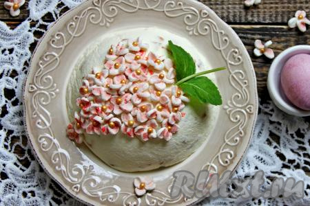 Нежную, в меру сладкую творожную пасху с курагой украсить по своему вкусу (я сделала цветочки из маршмеллоу). Приготовьте этот наивкуснейший десерт и он станет достойным украшением пасхального стола!