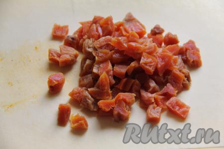 Курагу залить кипятком, оставить минут на 5, затем воду слить. Обсушить курагу на бумажном полотенце. Нарезать курагу на кубики размером, как средний изюм.