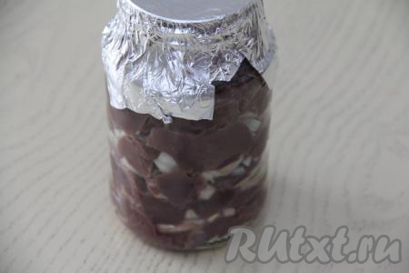 Горлышко банки закрыть двумя слоями фольги. Поставить банку на противень и поместить в холодную духовку. Выставить температуру духовки 200 градусов.