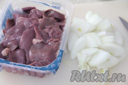Куриную печень промыть водой. Лук почистить и нарезать на полукольца.