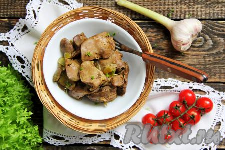 Разложить куриную печёнку вместе с луком из банки по тарелкам и подать с любым гарниром к столу.