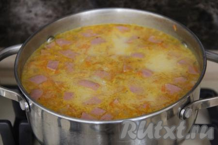 Помешивая суп, дождаться, когда сыр полностью растворится (примерно 5 минут), а затем посолить по вкусу, добавить пропущенный через пресс чеснок, довести до кипения, проварить на небольшом огне 2 минуты. Снять кастрюлю  с огня, накрыть крышкой и дать сырному супу настояться в течение минут 10.