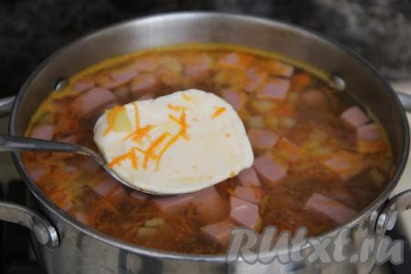 Затем добавить плавленный сыр. У меня плавленый сыр пастообразный, его можно сразу добавить в суп. Если у вас плавленный сырок, тогда нарежьте его сначала на мелкие кубики и только после этого добавляйте в суп (нарезанный сырок расплавится быстрее).