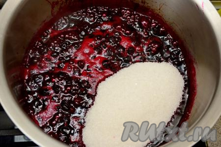 Далее всыпать оставшийся сахар, перемешать.