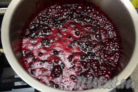 Периодически помешивая варенье, проварить его 5 минут на среднем огне. Если будет образовываться пенка, тогда аккуратно уберите её ложкой. У меня пенки практически не было.