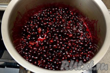 Периодически перемешивая ягоды, дождаться, когда смородина разморозится и пустит сок (для этого потребуется минут 5).