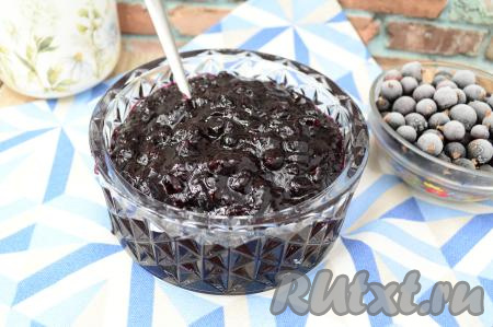 Вкуснейшее, ароматное варенье из замороженной смородины можно использовать в выпечке, подавать в качестве дополнения к сырникам, оладьям, блинам, делать с ним сладкие бутерброды или просто есть вприкуску с чаем.&nbsp;