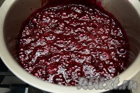 Готовить варенье ещё 10 минут, периодически помешивая. Вот и всё варенье готово, убрать его с огня. Из указанного количества ингредиентов получается 800 грамм варенья, сваренного из замороженной чёрной смородины. Дать варенью немного остыть, переложить его в чистую банку, закрыть (или закрутить) крышкой, дать полностью остыть и отправить на хранение в холодильник или использовать по назначению.