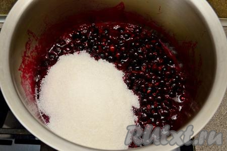 Затем отмерить 500 грамм сахара. Всыпать в кастрюлю примерно половину сахара, перемешать.