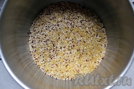 Смесь киноа с булгуром.