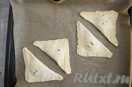 На противень, застеленный пекарской бумагой, выложить все заготовки слоек на расстоянии друг от друга. Если вы не уверены в качестве вашего пергамента, тогда перед выкладыванием слоек можно слегка смазать бумагу растительным маслом, тогда конвертики точно не пристанут к бумаге в процессе выпечки. Я использую силиконизированный пергамент, к нему выпечка не пристаёт.