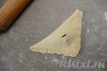 Вот такой треугольный конвертик должен получиться. Аналогично сформировать все 4 конвертика с вареньем.