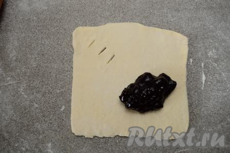 Ближе к противоположенному углу выложить примерно столовую ложку варенья, смешанного с крахмалом.