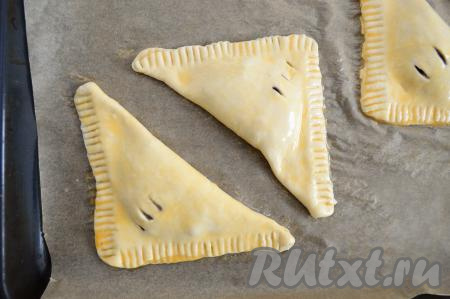 Для придания румяности выпечке смазать все заготовки слоек яйцом, предварительно взбитым вилкой.