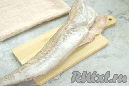 Минтай размораживаем. Отрезаем плавники, хвост. Разрезаем брюшко, удаляем внутренности, обязательно убираем чёрную плёночку, чтобы рыба не горчила. Моем рыбку.