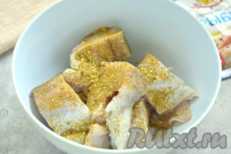 Всыпаем к кусочкам минтая готовую приправу для рыбы, по вкусу солим и перемешиваем.