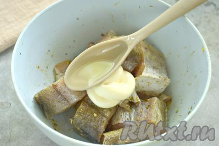 Добавляем к рыбе майонез, вливаем растительное масло.